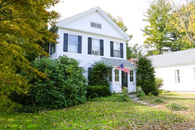 Sonbahar parkta. Parkta renkli yeşillik. 