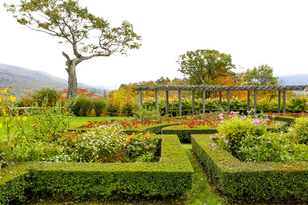 Mooie landscaping design, bergen op de achtergrond, Vermont — Stockfoto