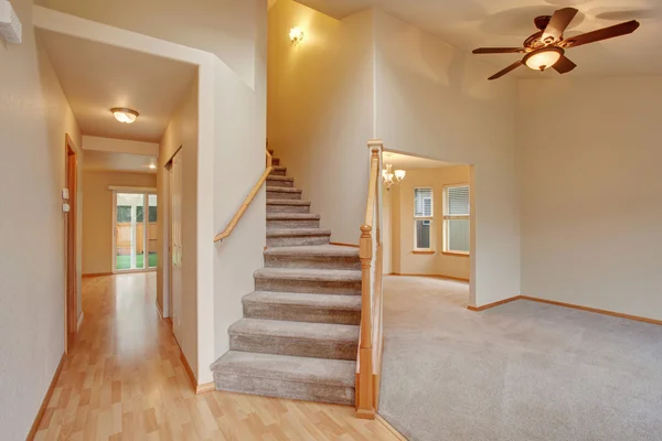 Interior del pasillo vacío con vista a las escaleras de alfombra . — Foto de Stock