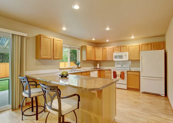 Nueva cocina grande de madera clásica con encimera gris . — Foto de Stock