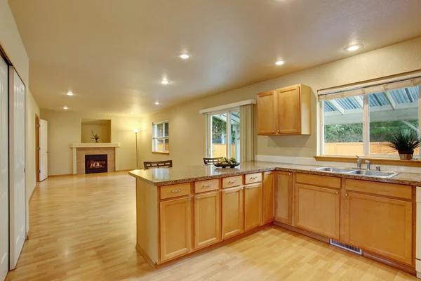 Nueva cocina grande de madera clásica con encimera gris — Foto de Stock