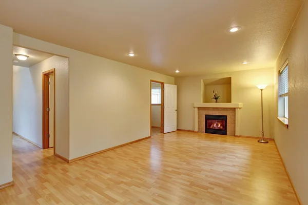 Chimenea y piso de madera nueva en casa nueva vacía — Foto de Stock