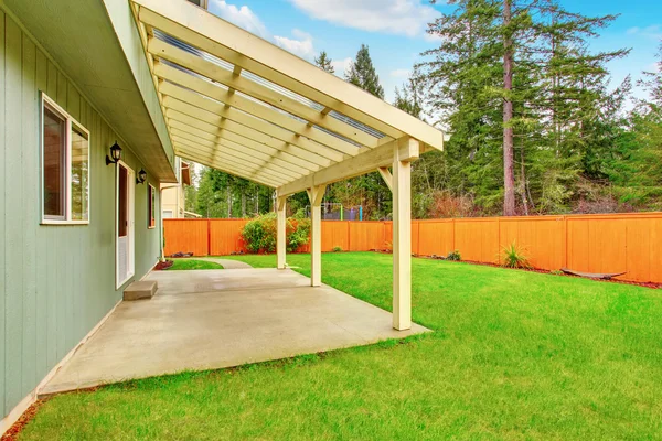 Terrasse couverte avec sol en béton . — Photo