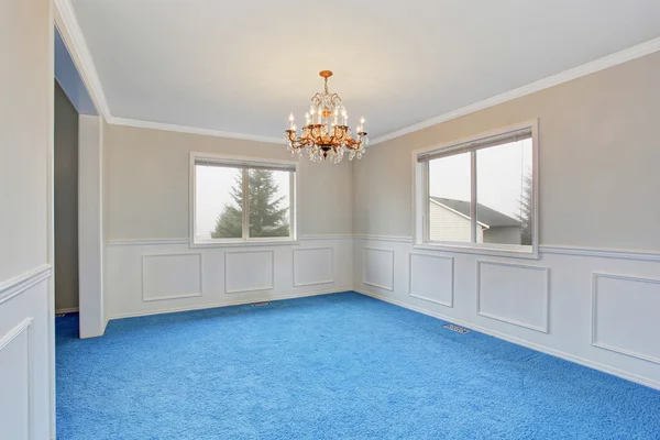 Camera di lusso vuota con pavimento in moquette blu e lampadario — Foto Stock