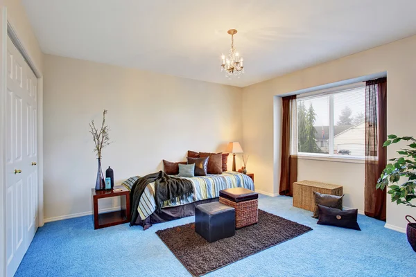 Moderne slaapkamer met blauw tapijt vloer — Stockfoto