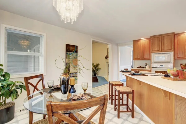 Zona de comedor con mesa de vidrio y suelo de baldosa . — Foto de Stock