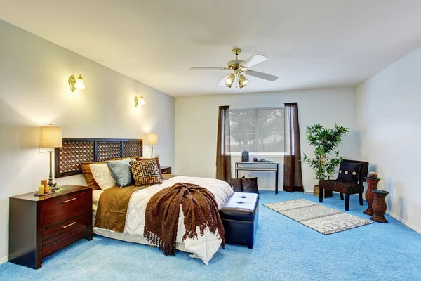 Luksusowe wnętrze Nowoczesna sypialnia z podłogi niebieski dywan — Zdjęcie stockowe