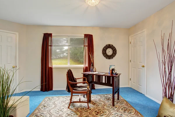 Acogedor interior de la oficina en casa con suelo de alfombra azul — Foto de Stock