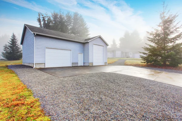 Separate garage and shop room with driveway. — Stock Photo, Image