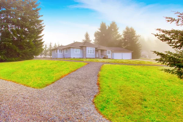 Trevligt modernt hus med uppfart och välskötta gräsmatta runt — Stockfoto