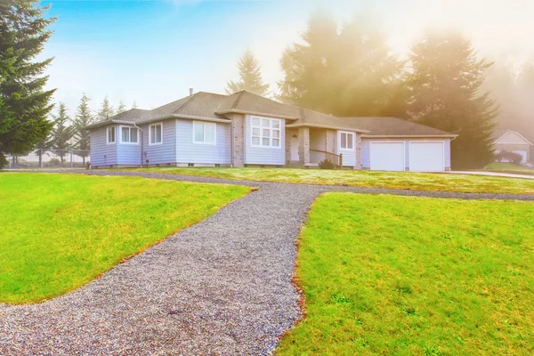 Güzel modern ev driveway ve çevresinde bakımlı çim ile — Stok fotoğraf
