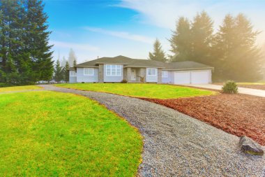 Güzel modern ev driveway ve çevresinde bakımlı çim ile