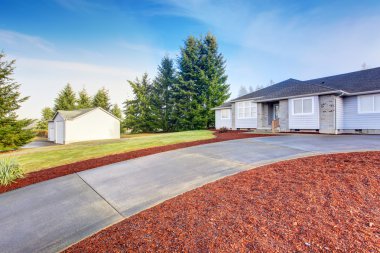 Güzel modern ev driveway ve çevresinde bakımlı çim ile