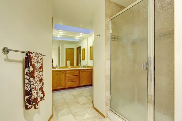 Schönes Master-Badezimmer mit braunen Schränken — Stockfoto