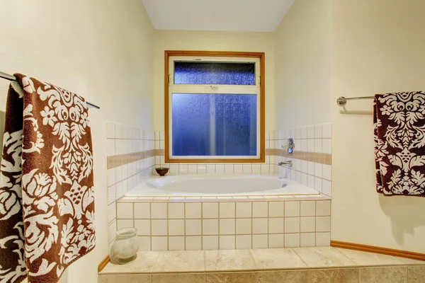素敵なマスターの浴室ジャグジー付きバスタブ — ストック写真