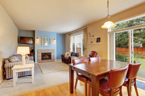 舒适的客厅地毯地板与壁炉 — 图库照片