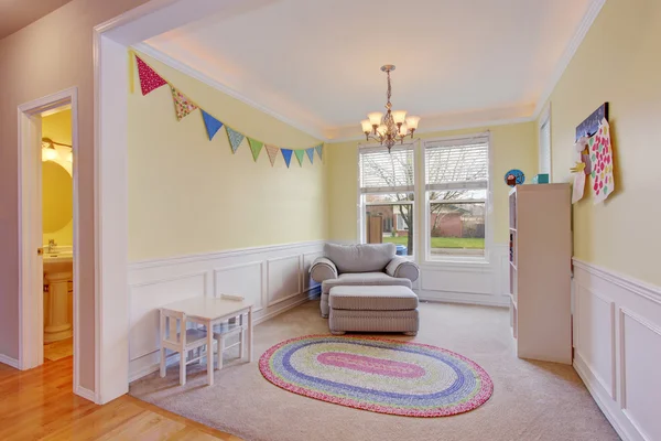 Симпатичная детская игровая комната с ковром и игрушками — стоковое фото