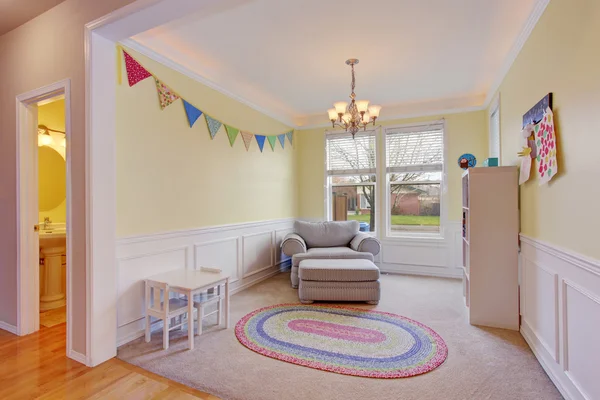 Schattige kinderen speelkamer met tapijt en zwarte rug — Stockfoto