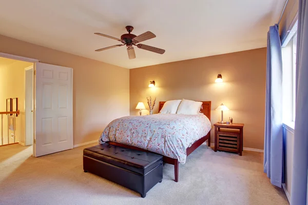 Beautiful master bedroom with carpet, window — Stock Photo, Image