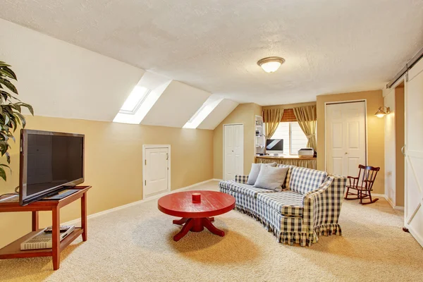 Klassieke secundaire woonkamer met sofa, tapijt en tv. — Stockfoto