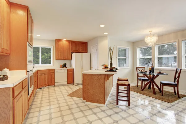 Kök rum interiör med brunt skåp och matplats — Stockfoto