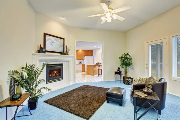 Lyxiga vardagsrum inredning med blå matta golv — Stockfoto
