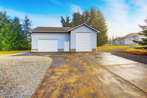 Separate garage and shop room with driveway. — Stock Photo, Image