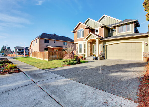 Классический дом с гаражом, проезжей частью и красивым палисадником
.