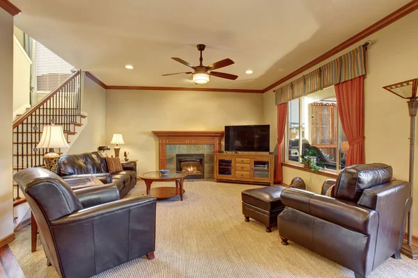 Interior ruang tamu mewah dengan perapian dan lantai karpet — Stok Foto