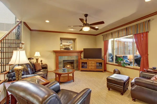 Luxury living room interior with fireplace and carpet floor — Stock Photo, Image