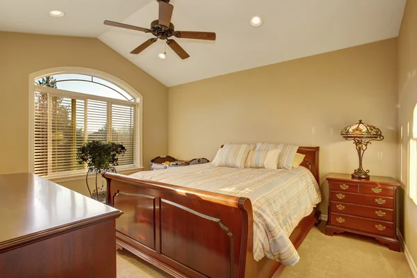 Interior del dormitorio con muebles de madera antiguos y paredes beige —  Fotos de Stock