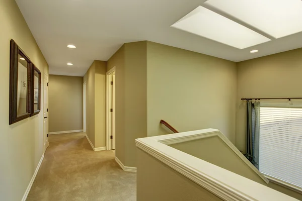 Hallway with green walls and carpet floor — Stock Photo, Image