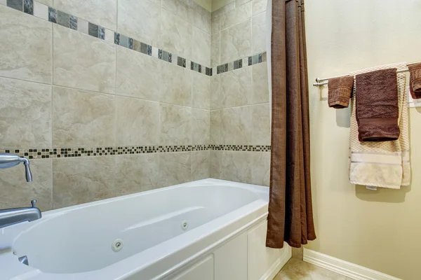 Badrum inredning med vita dusch badkar — Stockfoto