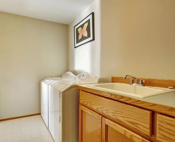 Luminoso lavadero con armarios de madera — Foto de Stock