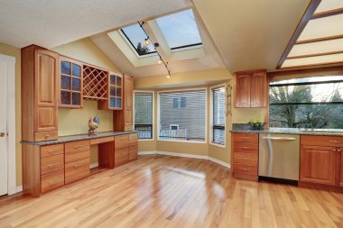 Güzel sayaçları ve lekeli dolapları mutfak. 