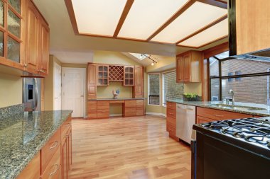 Güzel sayaçları ve lekeli dolapları mutfak. 