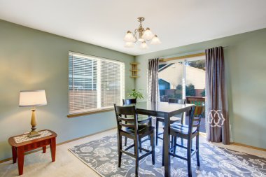 Yeşil tonları siyah tablo ile alanında yemek ayarlamak 