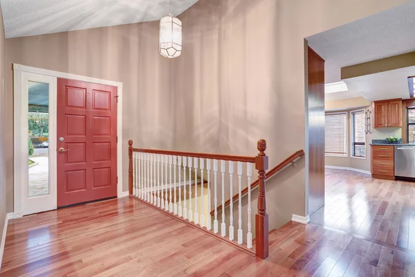 Simple entry way with hardwood floor and staircase. — Stock Photo, Image