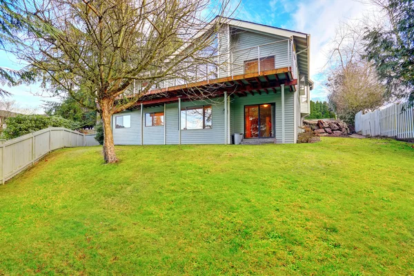 Frenlemek itiraz Amerikan ev mavi trim ile. 