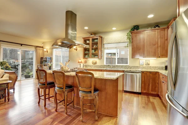 Classique grande cuisine en bois intérieur avec plancher de bois franc — Photo