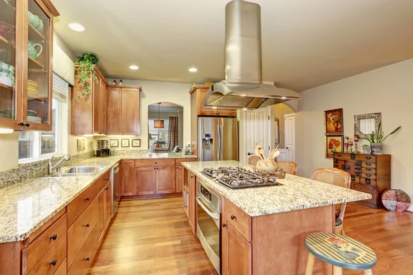 Классический большой деревянный интерьер кухни с деревянным полом — стоковое фото