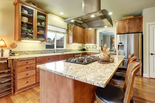 Clásico interior de cocina de madera grande con piso de madera — Foto de Stock