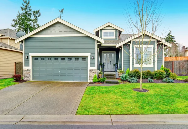 Recurso de restrição. Casa exterior com garagem e garagem — Fotografia de Stock