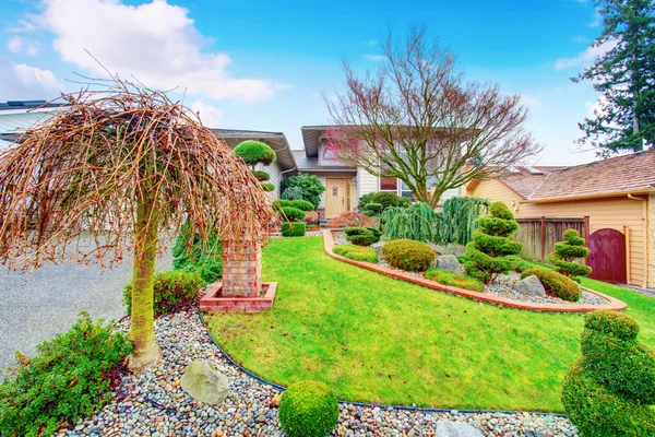 Buitenkant van het huis met goed onderhouden gazon en mooie landscaping design — Stockfoto