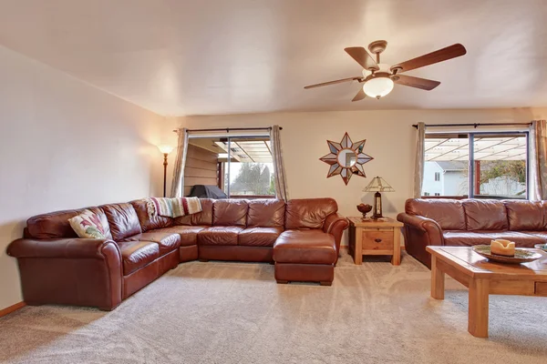 Sala de estar acolhedora com sofá de couro — Fotografia de Stock