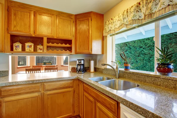 Küche Innenraum mit Holzschränken — Stockfoto