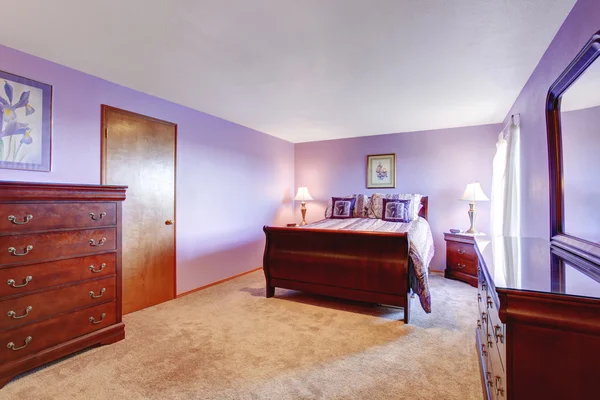紫のテーマとカーペット床の完璧なベッドルーム — ストック写真