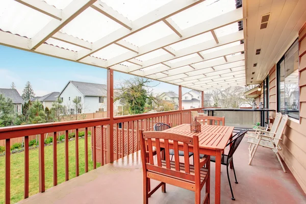 Trevlig veranda med stolar och bord. — Stockfoto