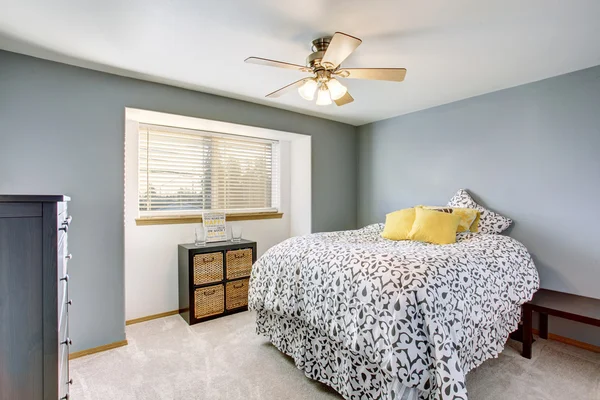 Bedroom interior with walls in blue tones and carpet floor — Stock Photo, Image