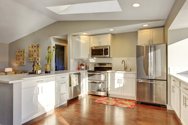 Cocina interior con armarios blancos, suelo de madera — Foto de Stock